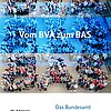 Titelblatt der Broschüre "Vom BVA zum BAS" - Geschichte, Aufgaben und Perspektiven des Bundesamtes für Soziale Sicherung. Darauf Bilder der Beschäftigten des BAS, die erst gemeinsam die Buchstaben B, V und A und dann B, A und S formen.