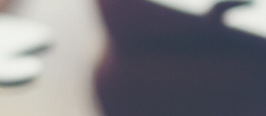 Mehrere Hände von verschiedenen Personen halten einzelne Puzzlestücke, die zusammenpassen. Die Hände bilden einen Kreis.