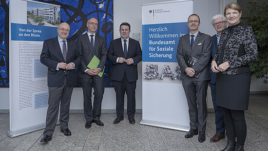 Hubertus Heil, Bundesminister für Arbeit und Soziales, Dr. Thomas Steffen, Staatssekretär im Bundesministerium für Gesundheit, Präsident Frank Plate, Vizepräsidentin Sylvia Bohlen-Schöning, der Bonner Bürgermeister Reinhard Limbach sowie der Vorsitzende des Hauptpersonalrates Michael Schmidt eröffnen die Ausstellung "Vom BVA zum BAS".