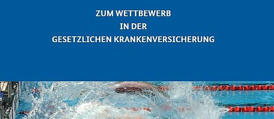 Titelblatt des Sonderberichtes zum Wettbewerb in der gesetzlichen Krankenversicherung; darauf Bild von Schwimmern beim Sprung ins Becken während eines Wettkampfs.