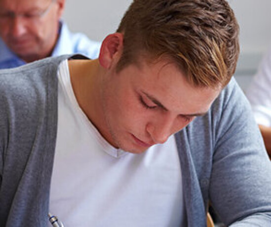 Studierende schreiben eine Prüfung.