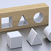 Drei Geometrische Körper und ein Holzblock mit drei gleich geformten Ausschnitten liegen auf einer Tischplatte.
